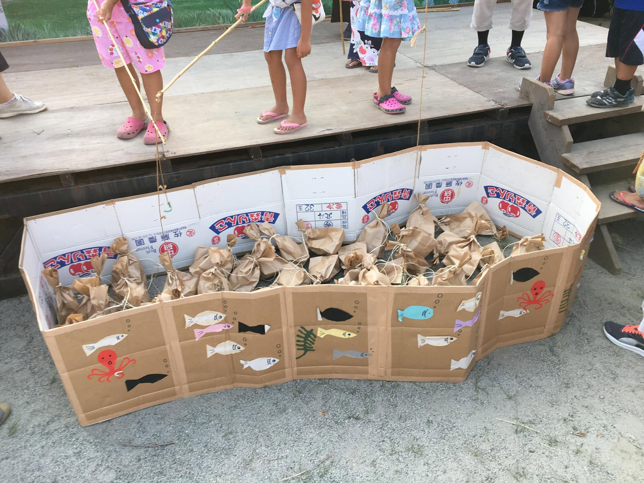 子どもたちの魚釣りの遊び