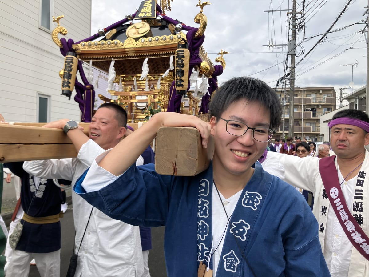 三嶋神社の神輿を担ぐ担ぎ手たち