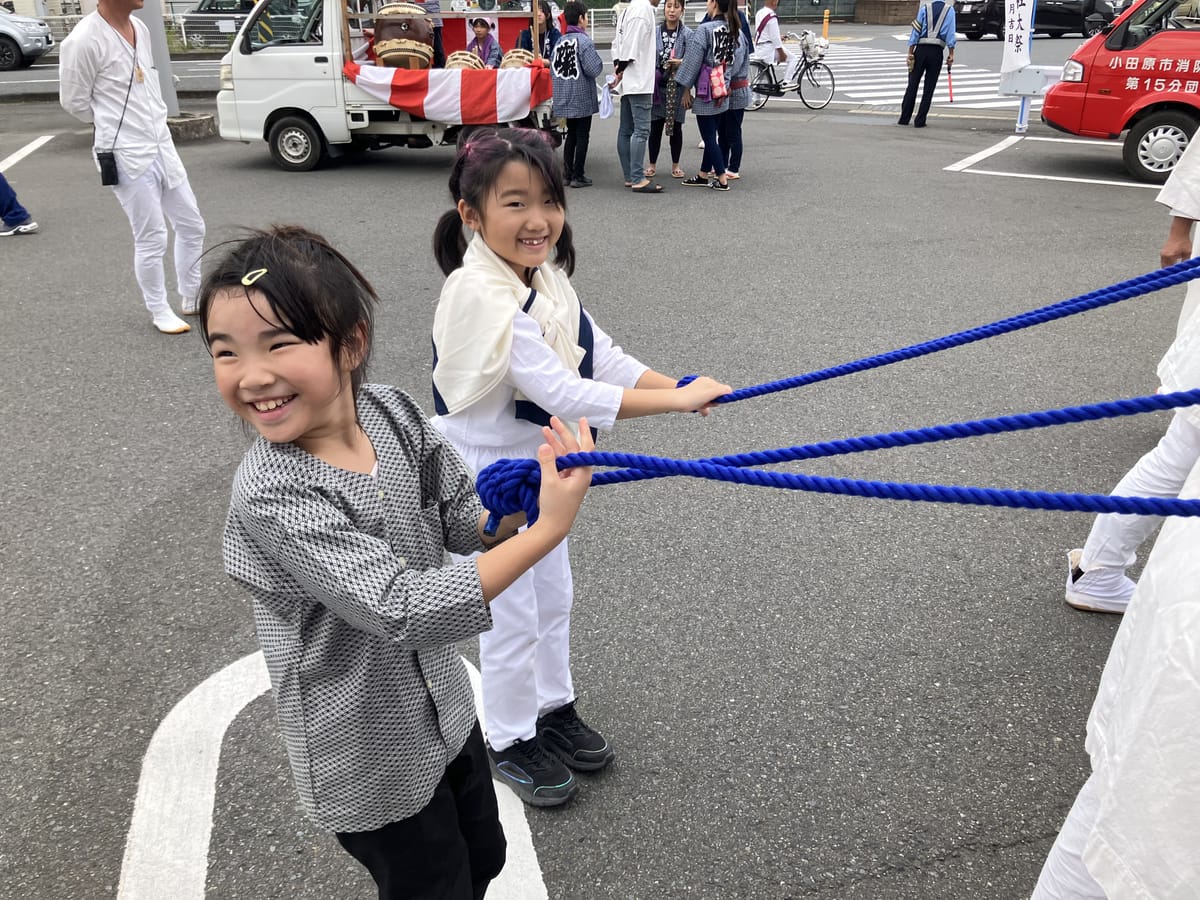 神輿の綱を引く子どもたち