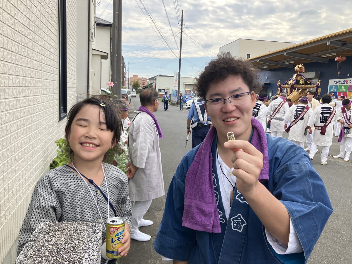 休憩中に笑顔を見せる子どもと担ぎ手